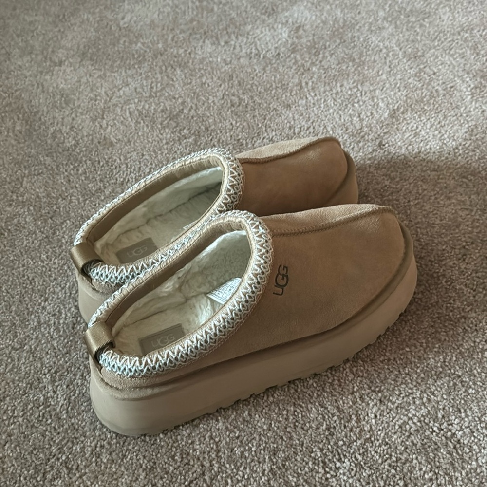 Almost new UGG platform Tasman slippers